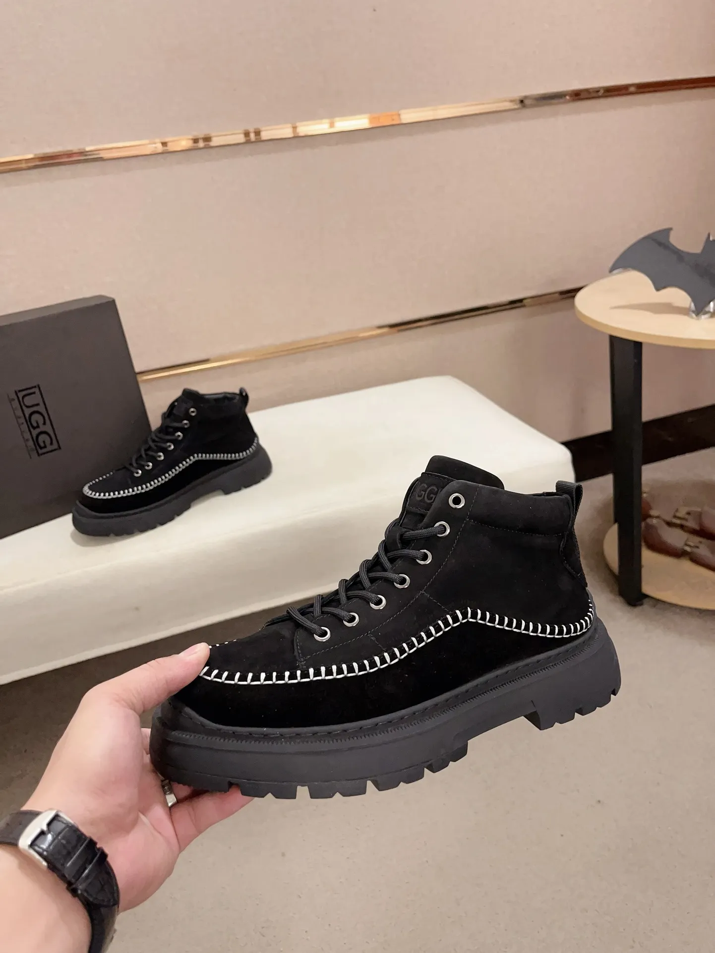 Factory price: 760💰North American men's shoes Ugg ☃️In the special sale of new high-quality men's shoes snow boots in autumn and winter, the nemesis of extreme cold weather! Made of cowhide leather, merino wool lining, and original outsole, whether driving, outdoor or daily wear, there is always one that suits you! Code number 39-44